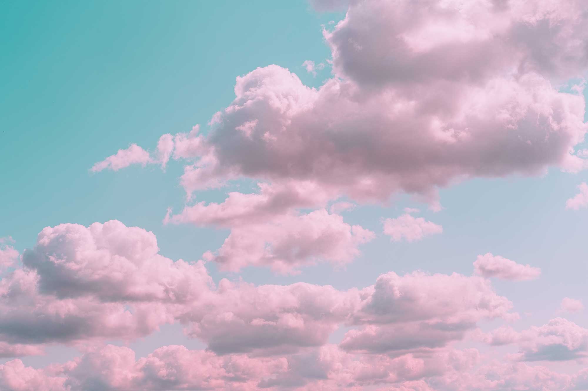 Datenschutzerklärung - Pastellfarbene rosa Wolken vor einem hellblauen Himmel